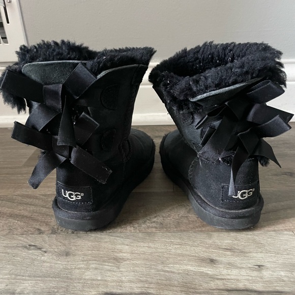 Girl’s Toddler Bailey Bow Black UGG Boots - Picture 11 of 11